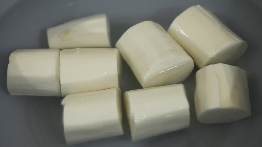 Trước khi đem hấp, bạn nên ngâm sắn trong nước ít nhất 1 tiếng để loại bỏ chất độc.