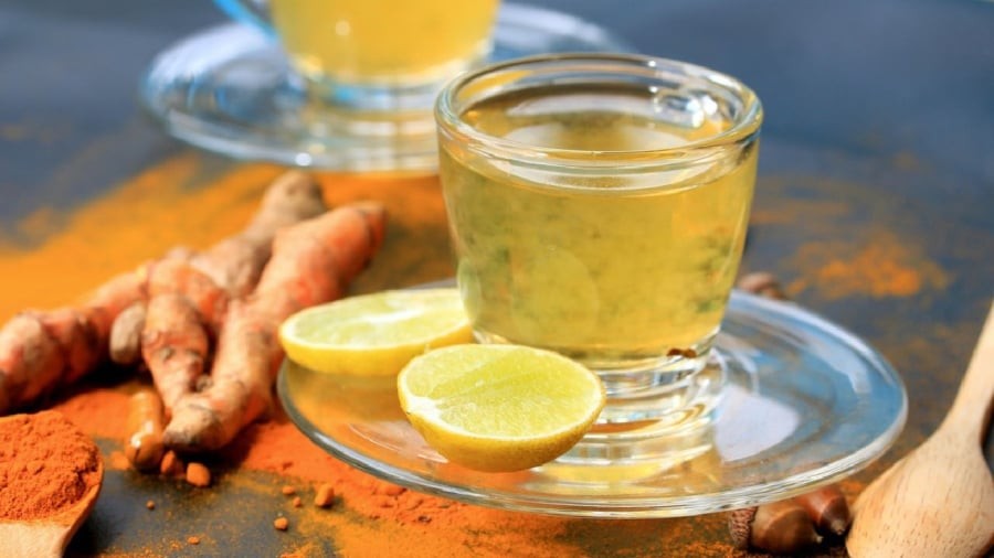 Uống nước chanh nghệ vào buổi sáng mang lại nhiều lợi ích cho sức khỏe.