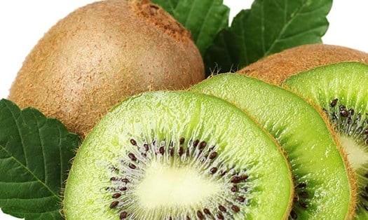 Kiwi chứa vitamin C gấp ba lần chanh, giúp làm sáng vùng da xỉn màu và nâng cao sức đề kháng.