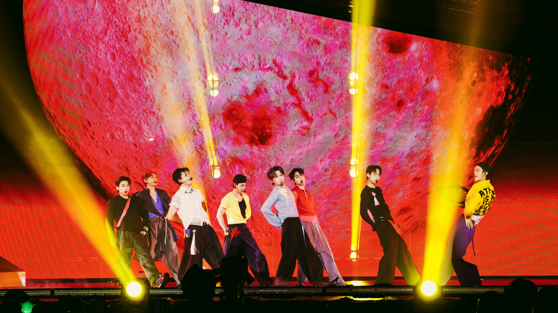 Sân khấu bùng nổ của tiết mục 