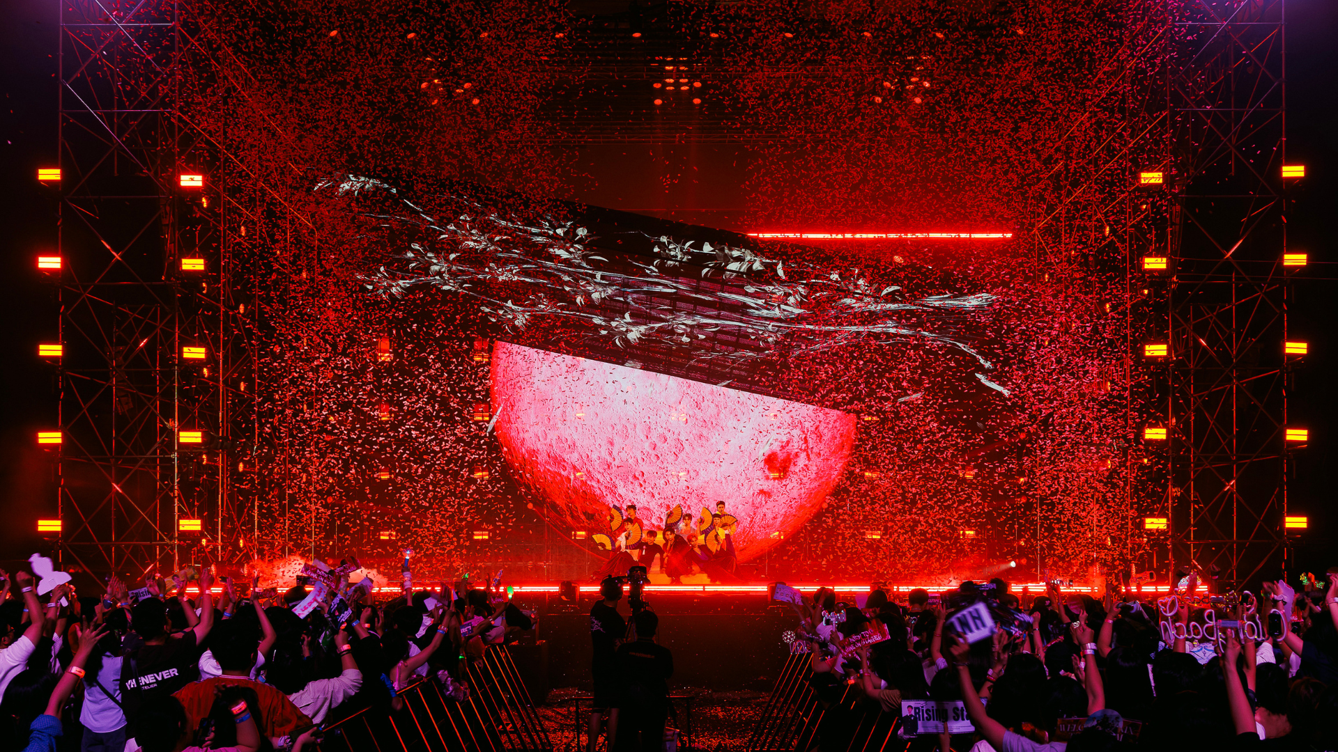 Sân khấu bùng nổ của tiết mục 