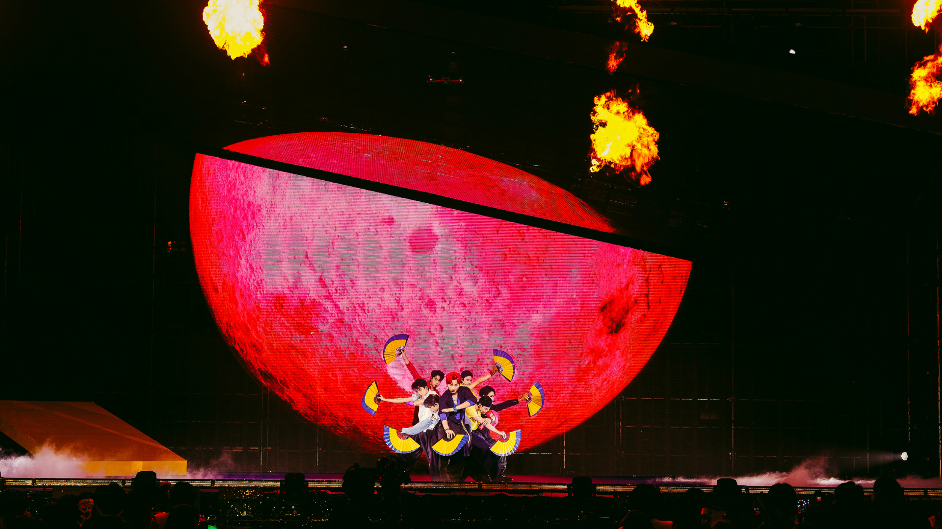 Sân khấu bùng nổ của tiết mục 