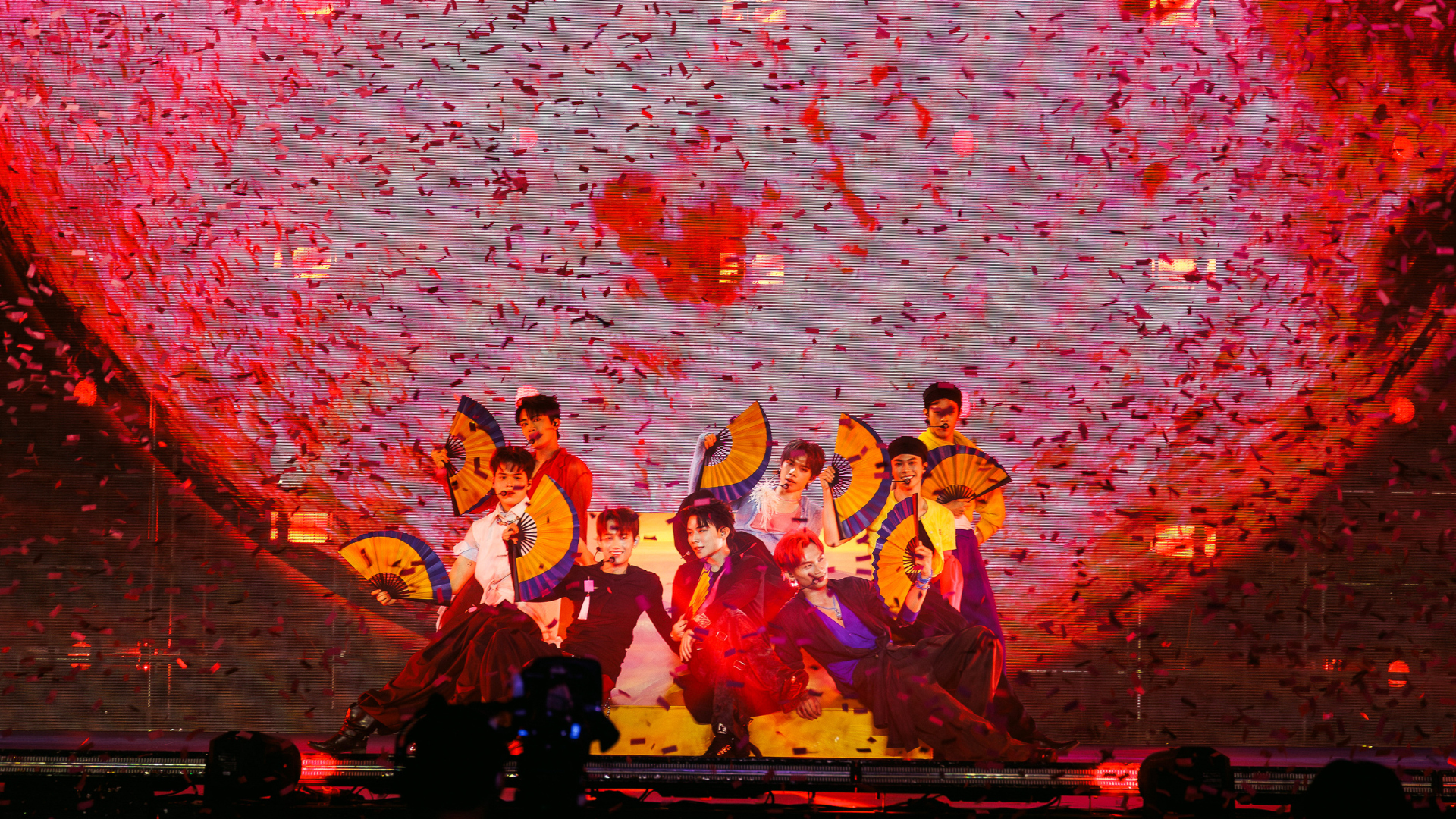 Sân khấu bùng nổ của tiết mục 