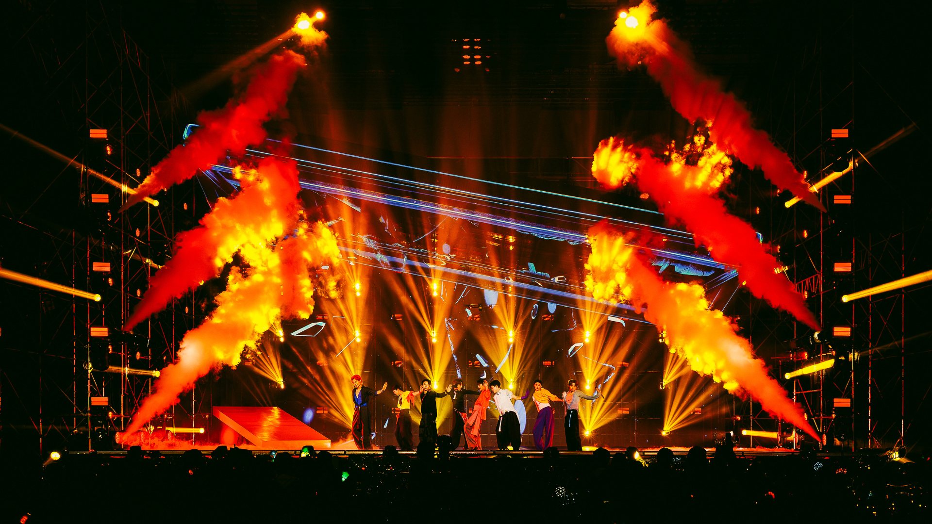 Sân khấu bùng nổ của tiết mục 