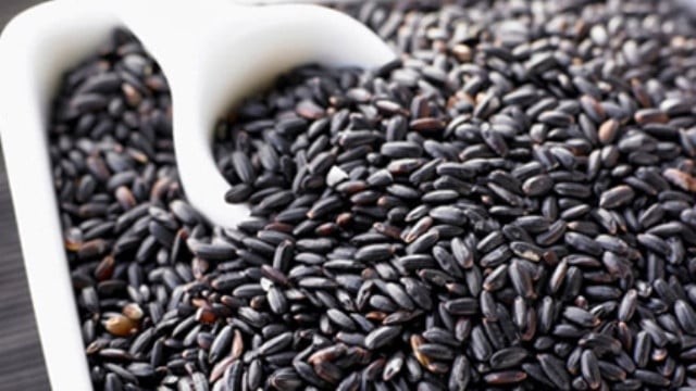 Những hạt mè đen nhỏ bé lại chứa lượng anthocyanin đáng kể, đi kèm với vitamin E 