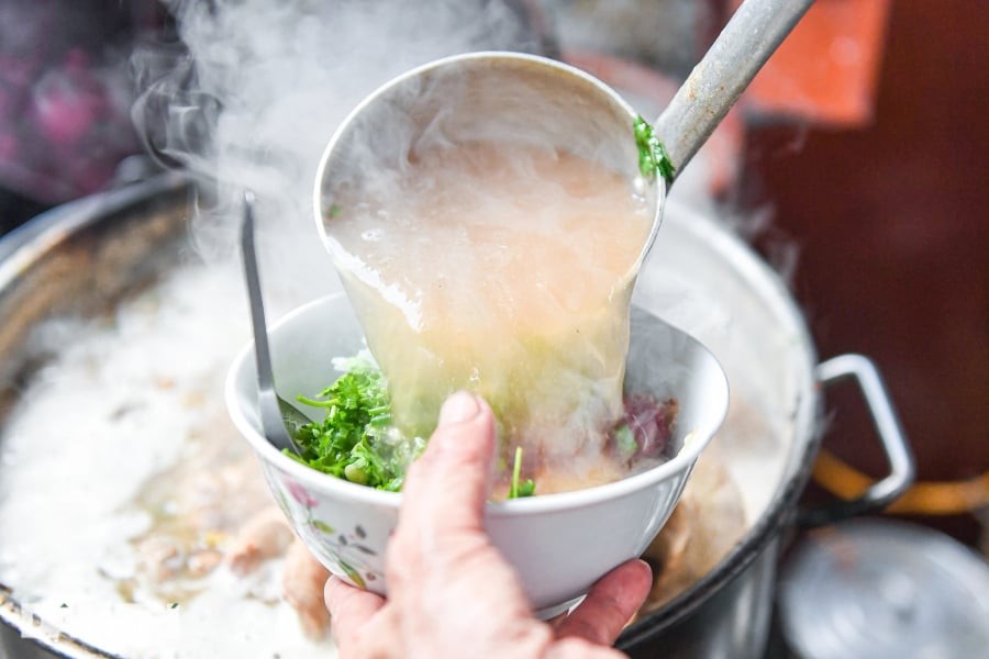 Trong lúc hầm, luôn nhớ hớt bọt nhẹ tay. Chỉ cần kiên nhẫn 10–15 phút đầu là nồi nước sau đó sẽ trong hơn nhiều.