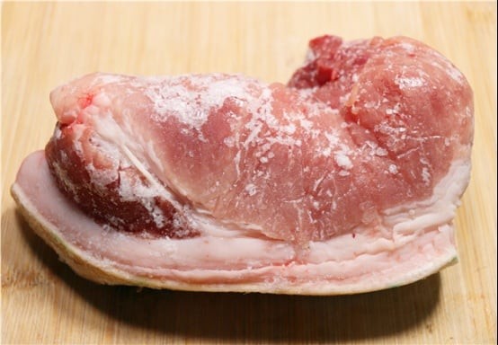 Tuyệt đối không dùng nước nóng vì dễ khiến thịt chín ngoài, sống trong và tạo điều kiện cho vi khuẩn sinh sôi.