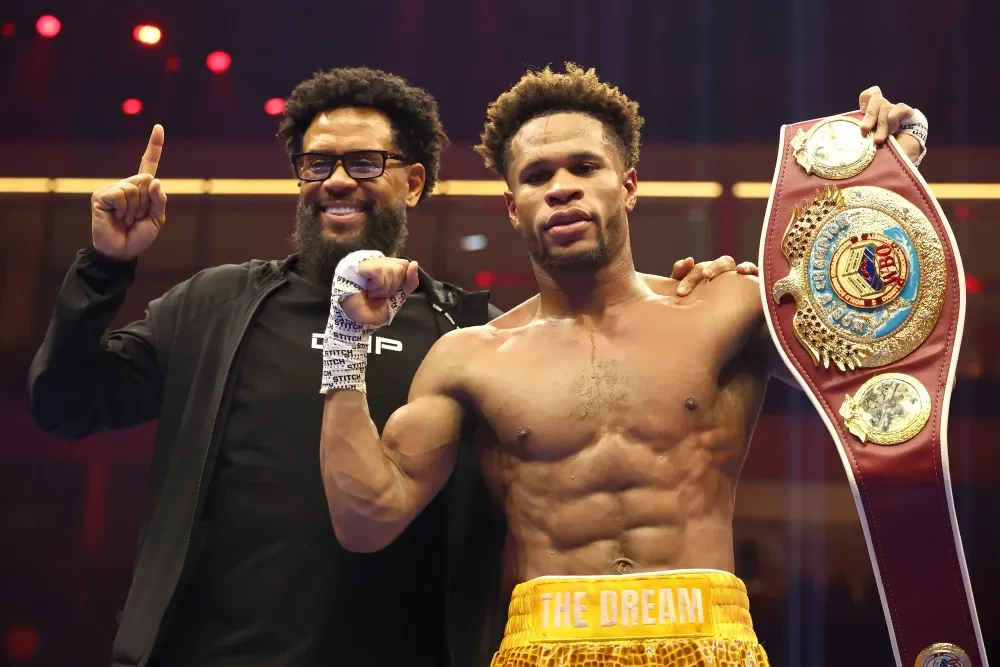 Devin Haney (trái) và cha là Bill Haney (phải) ăn mừng chiến thắng.