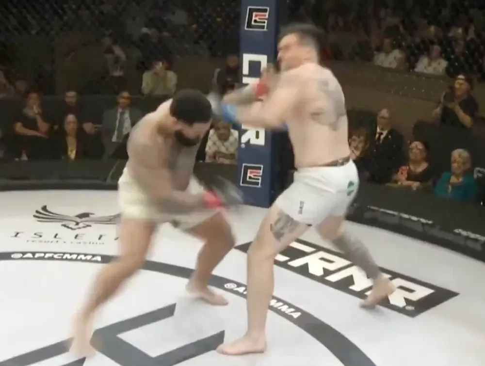 Gable Steveson ăn mừng chiến thắng knock-out