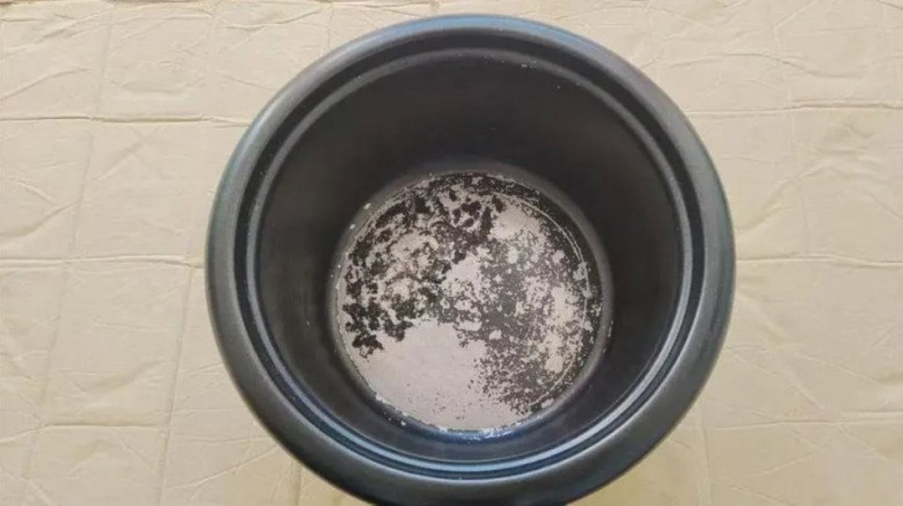 Nồi cơm điện bị bong lớp chống dính. (Ảnh minh họa)