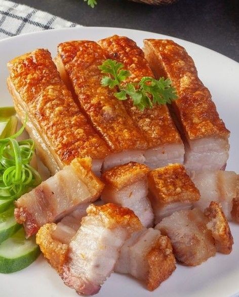 Thịt quay là món cúng phẩm đặc biệt được Thần Tài yêu thích
