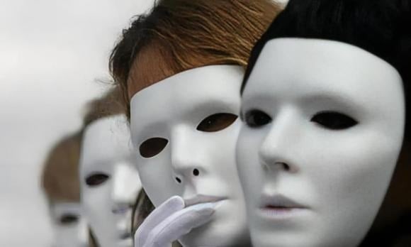  Dù bị cám dỗ bởi lời nói ngọt ngào hay lợi ích hấp dẫn, đừng dao động về đạo đức và quy tắc ứng xử. 