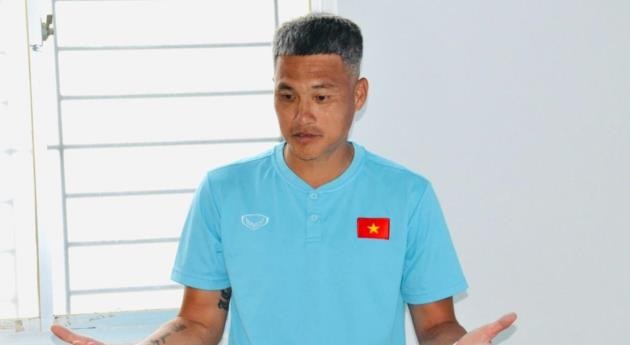 Công Vinh với hình ảnh lạ lẫm.