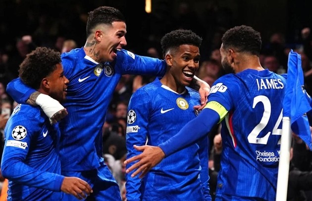 Estevao Willian vượt mặt Lamine Yamal trong màn đối đầu tay đôi.