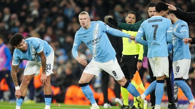 Man City tung Haaland vào sân ở hiệp 2.