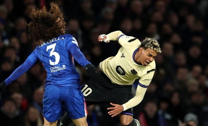 Cucurella bắt chết Yamal.