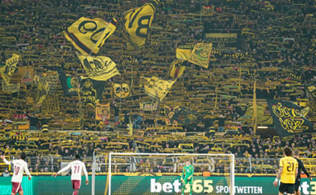 Hội CĐV Dortmund giăng đầy băng rôn phản đối trên khán đài “Yellow Wall”.