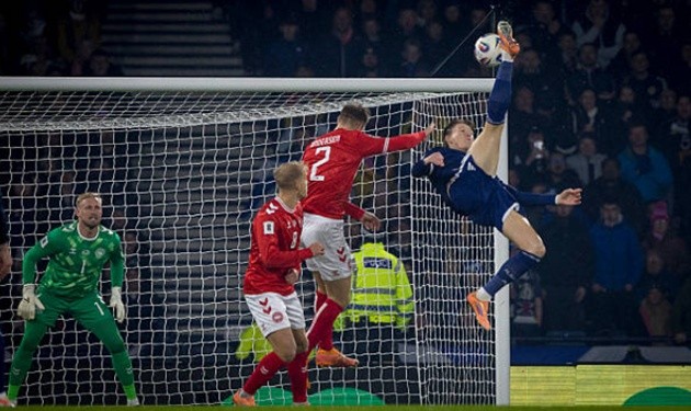 McTominay ghi siêu phẩm vào lưới ĐT Đan Mạch.