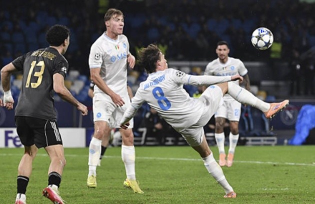 McTominay suýt nữa đã có thêm một siêu phẩm móc bóng.