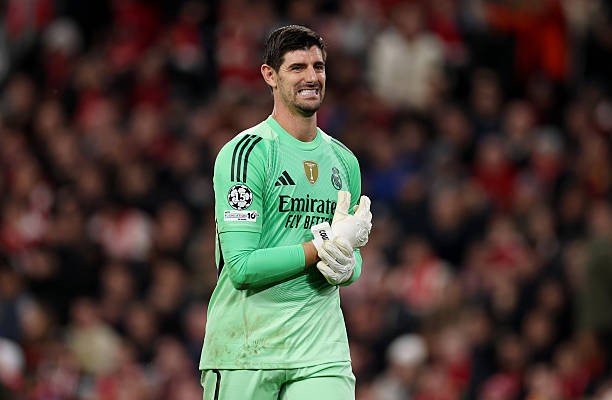 Courtois cùng loạt trung vệ sẽ vắng mặt. 