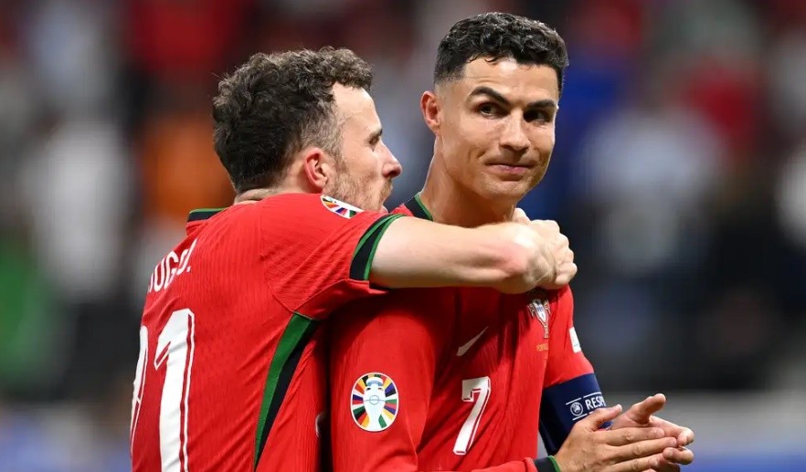 Ronaldo gửi món quà đắt giá tri ân Jota.
