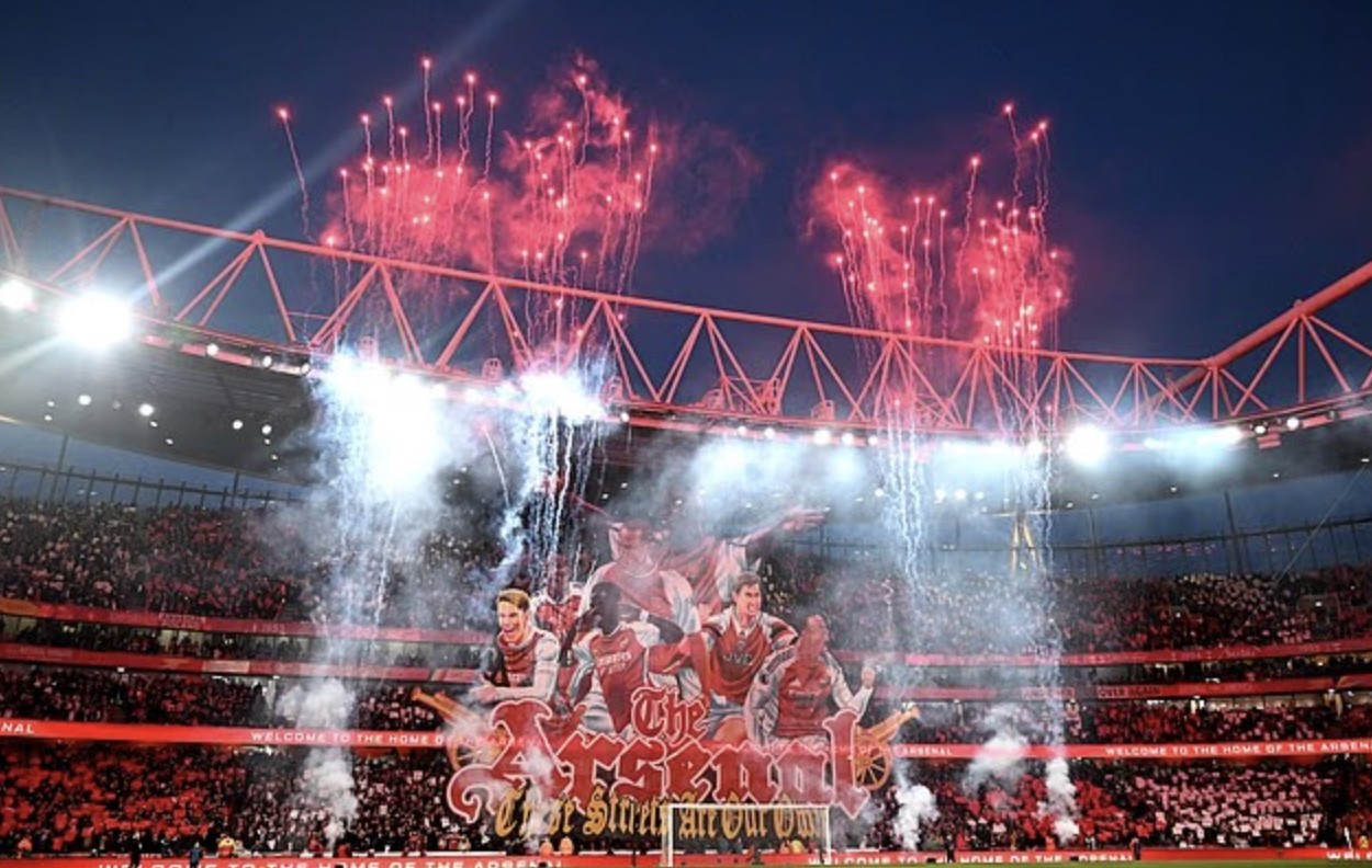 Khung cảnh tuyệt vời của tấm tifo cùng ánh sáng và pháo hoa