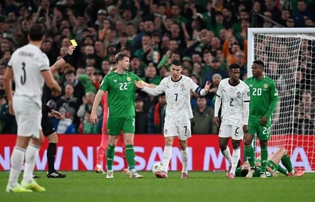 Cristiano Ronaldo dính thẻ đỏ ở trận đấu với Ireland.