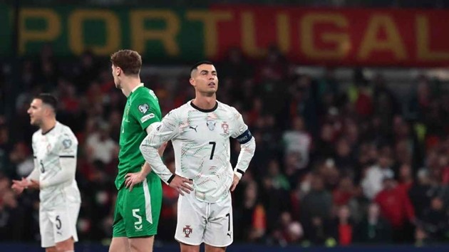 Ronaldo thoát án phạt nặng từ FIFA sau tấm thẻ đỏ trong trận đấu với Ireland.