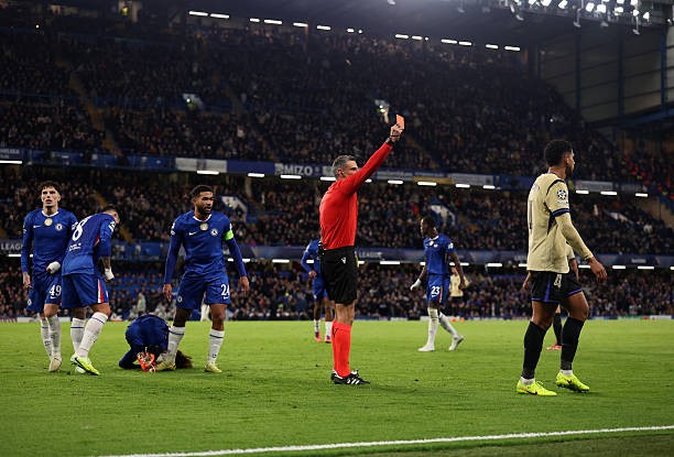 Araujo lại nhận thẻ đỏ ở Champions League. 