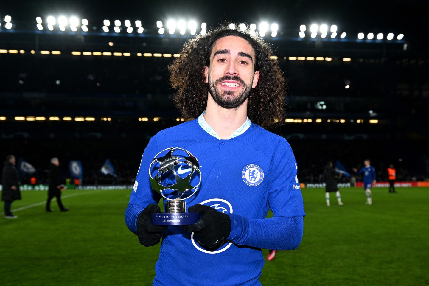 Cucurella đã gia hạn với Chelsea. 