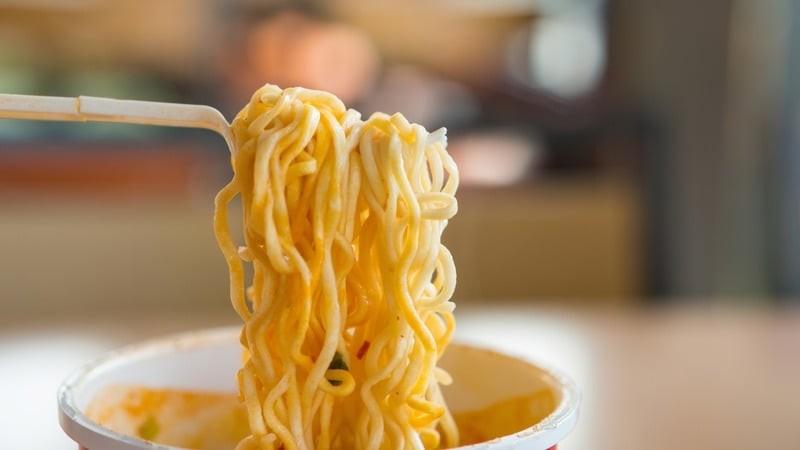 Mì ăn liền chứa muối rất cao. Ảnh minh họa