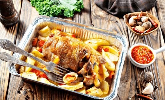 Nồi áp suất và muôi nhôm: Khi đun nấu thực phẩm có tính axit lâu ngày, nhôm có thể thôi nhiễm nhiều hơn, ảnh hưởng đến cơ thể. 