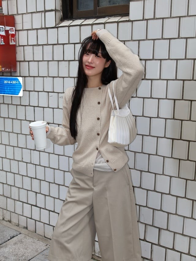 Áo cardigan mỏng cũng là item lý tưởng trong thời điểm chuyển mùa.