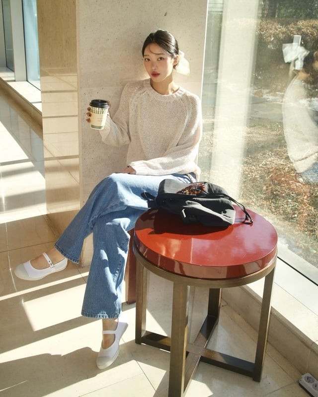 Chỉ cần thêm một vài điểm nhấn nhỏ như kiểu tóc buộc nhẹ, phụ kiện tóc hoặc đôi giày mary jane,