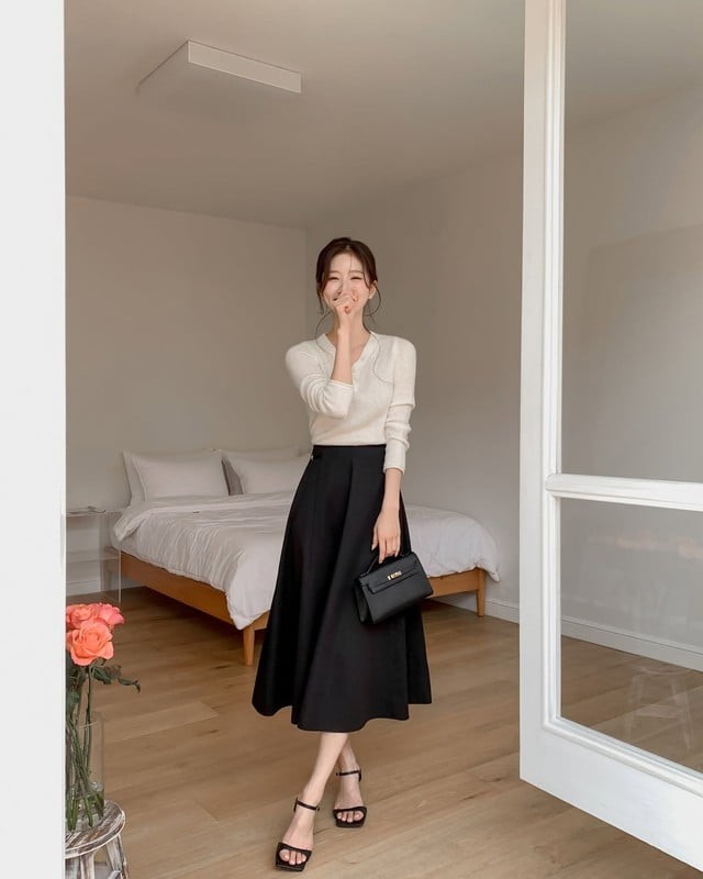 Những cô nàng yêu phong cách nữ tính có thể chọn áo len mỏng phối cùng chân váy chữ A