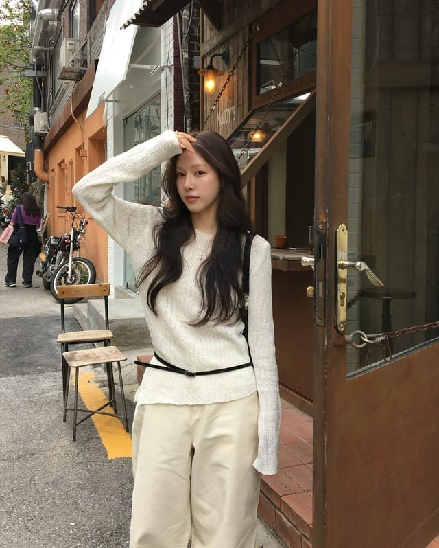  Để giữ tổng thể hài hòa, chị em có thể chọn túi xách đen và hoàn thiện set đồ bằng đôi giày bệt, sneaker trắng hoặc boots cổ thấp – vừa thoải mái vừa thanh lịch.