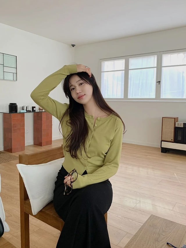 Khi kết hợp với quần ống suông màu đen, bộ trang phục trở nên cân đối, vừa có sự nổi bật vừa giữ được nét tinh tế.