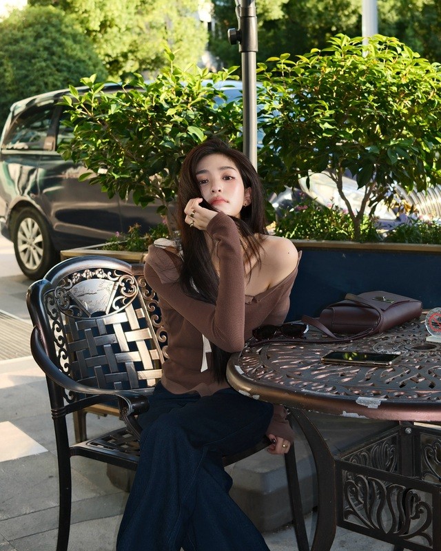 Khi phối áo trễ vai cùng quần ống rộng, bạn sẽ có một set đồ thời thượng, hiện đại và đầy cuốn hút