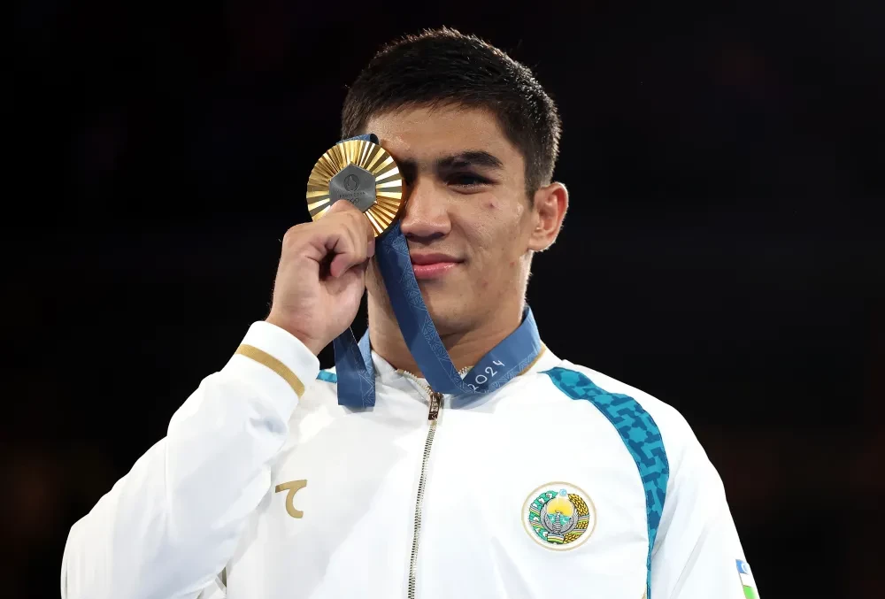 Asadkhuja Muydinkhujaev ăn mừng chiến thắng tại Olympic Paris 2024.