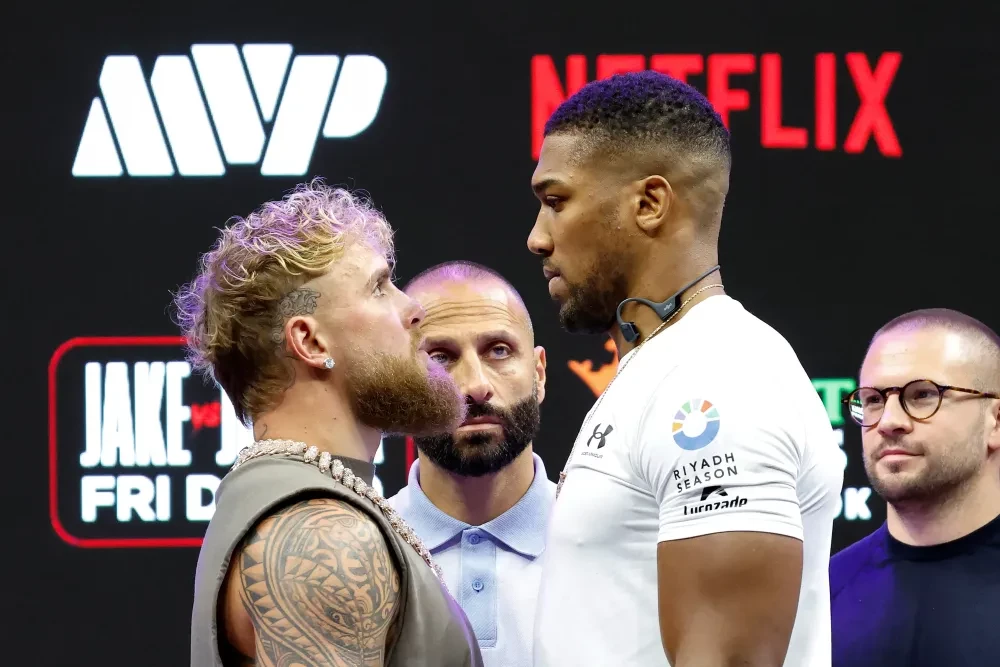Jake Paul và Anthony Joshua trong một buổi họp báo