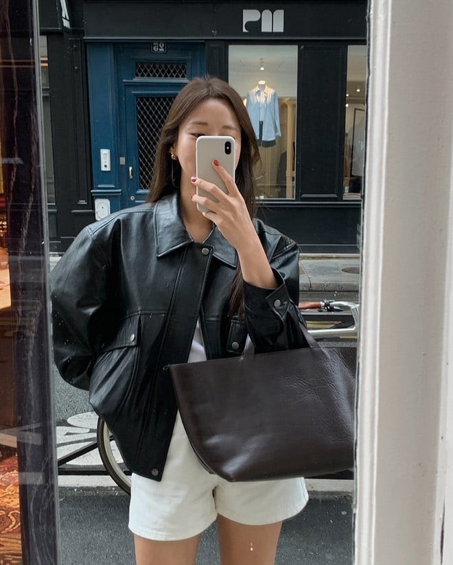 Chỉ cần diện áo khoác da dáng ngắn cùng áo phông trắng và quần jeans cạp cao, bạn đã có ngay vẻ ngoài năng động
