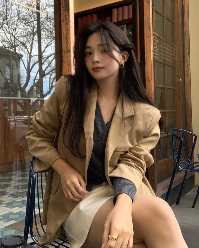 Nếu áo da gợi nét cá tính thì áo khoác màu be lại mang đến vẻ nhẹ nhàng và sang trọng. 