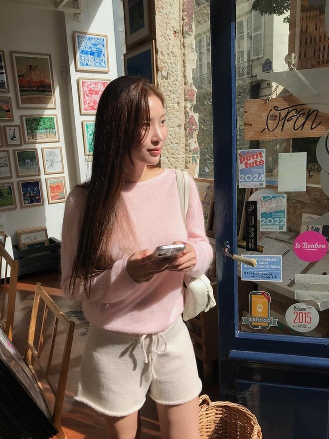 Áo len pastel luôn là “vũ khí bí mật” giúp bạn trẻ ra vài tuổi chỉ trong tích tắc.