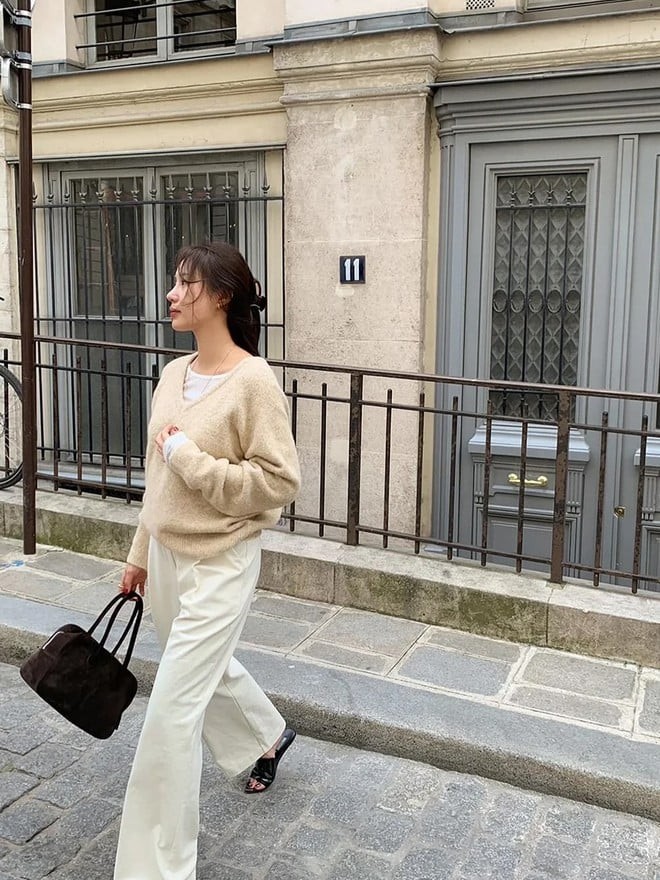 Không thể thiếu trong danh sách “hack tuổi” chính là quần ống rộng.