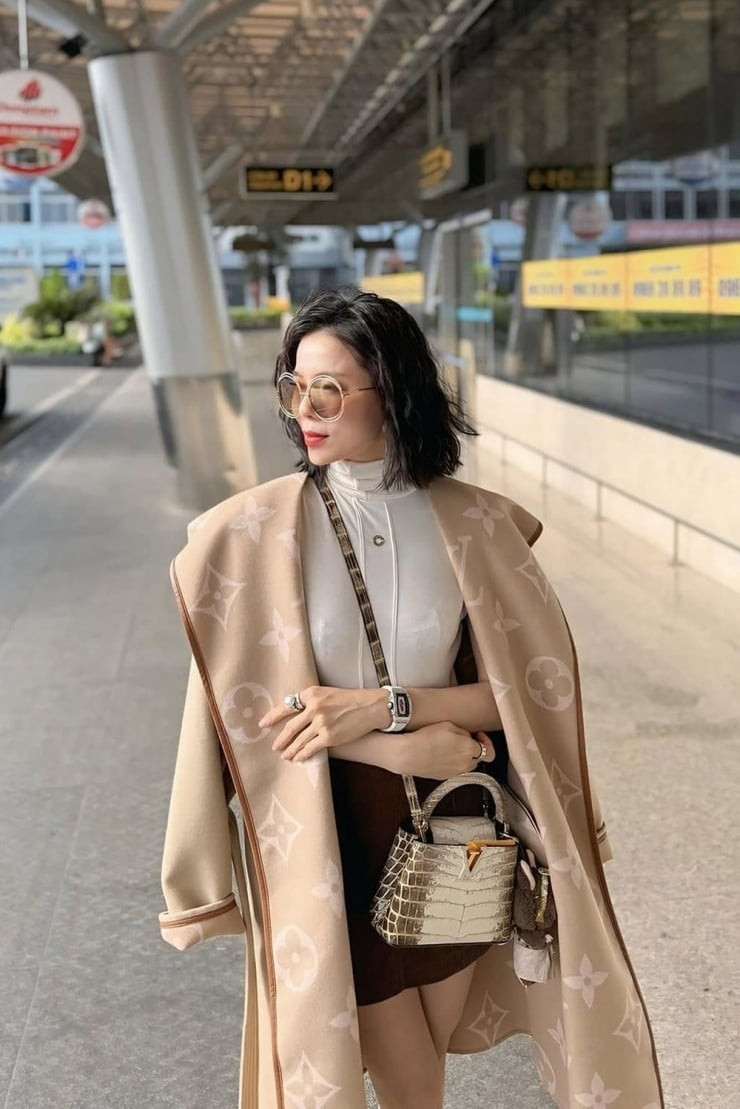 Ca sĩ Lệ Quyên lại lựa chọn cách nhấn mạnh sự đẳng cấp bằng loạt phụ kiện xa xỉ 