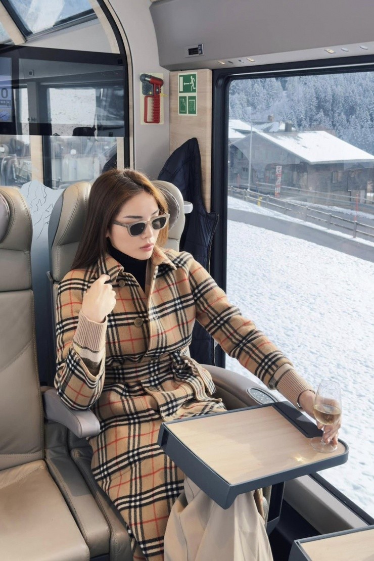 Chiếc áo khoác kẻ ô Burberry của Kỳ Duyên đủ sức nổi bật