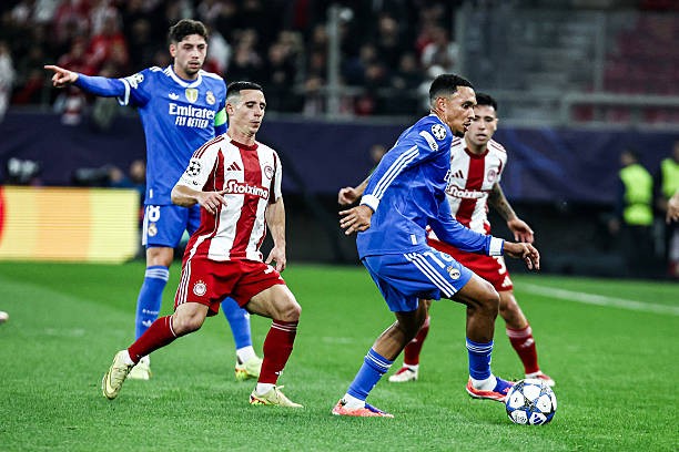 Hàng phòng ngự Real Madrid chơi thiếu tập trung khi để Olympiacos vùng lên ở khoảng thời gian cuối hiệp 2.