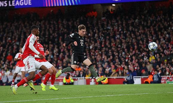 Bayern Munich đã gây ra nhiều khó khăn cho Arsenal ở đầu hiệp một.