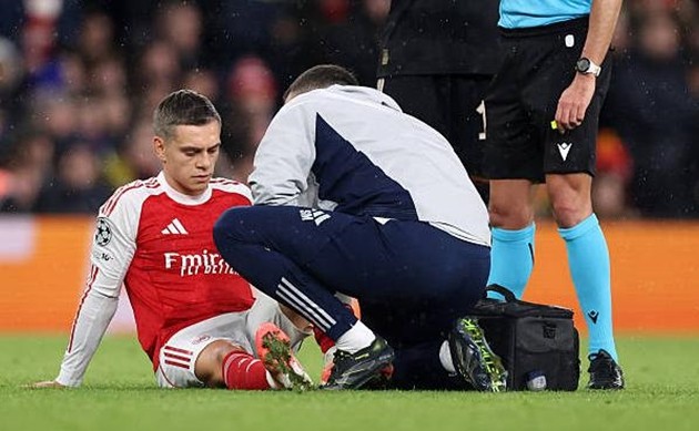 Leandro Trossard dính chấn thương ở trận đấu với Bayern Munich.