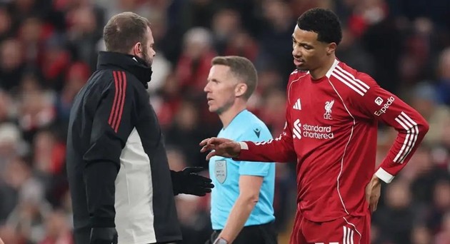 Hugo Ekitike dính chấn thương ở trận đấu với PSV.